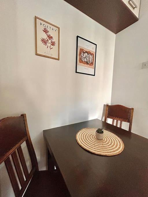 Cozy, Charming One Bedroom Apartment *