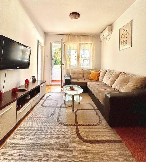 Cozy, Charming One Bedroom Apartment *